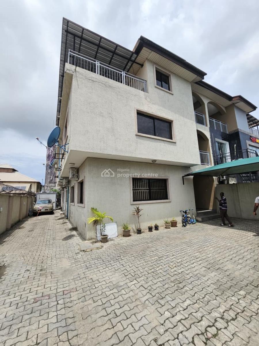 Well Spacious 3 Bedroom Apartment with Bq, Lekki Phase 1, Lekki Phase 1, Lekki, Lagos, Flat / Apartment for Rent
