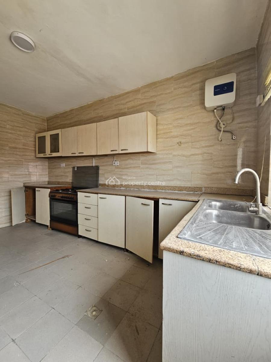 Well Spacious 3 Bedroom Apartment with Bq, Lekki Phase 1, Lekki Phase 1, Lekki, Lagos, Flat / Apartment for Rent