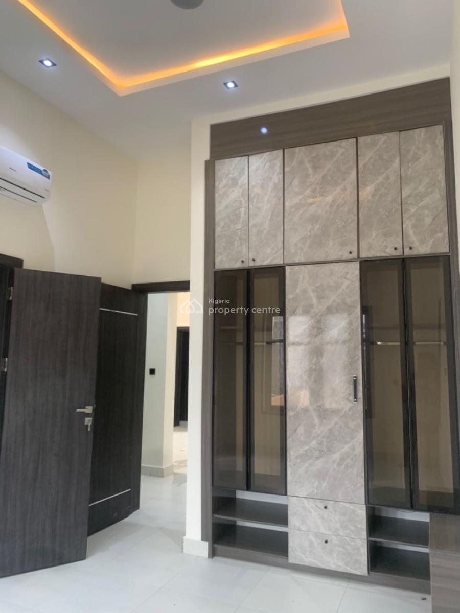 Three Bedroom Semi Furnished Apartment, Lekki Phase 1, Lekki, Lagos, Flat / Apartment for Rent