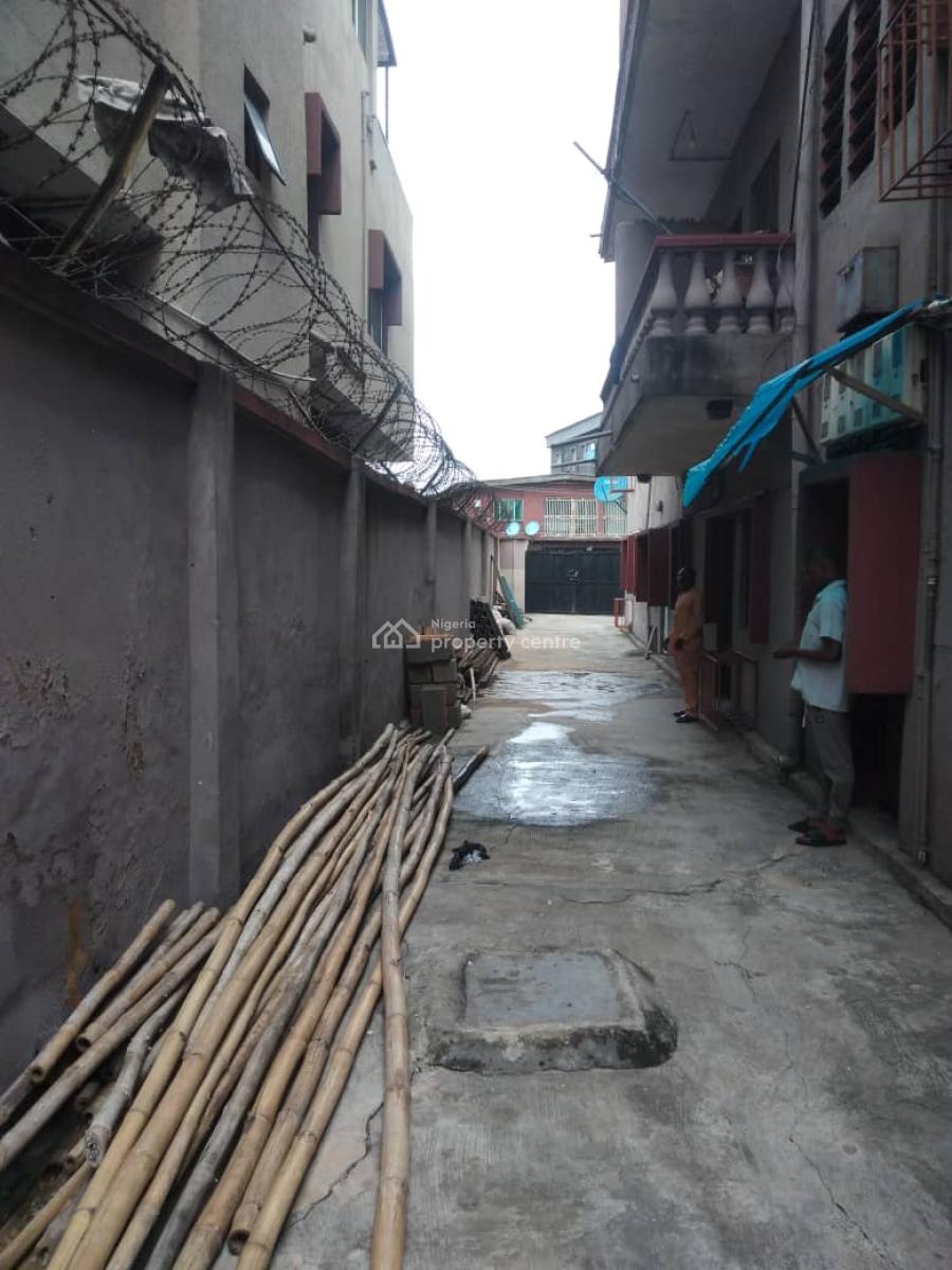 Executive, Standard 3 Bedrooms Upstairs , Personal Prepaid Metre, Security, Ijesha, Surulere, Lagos, Flat / Apartment for Rent