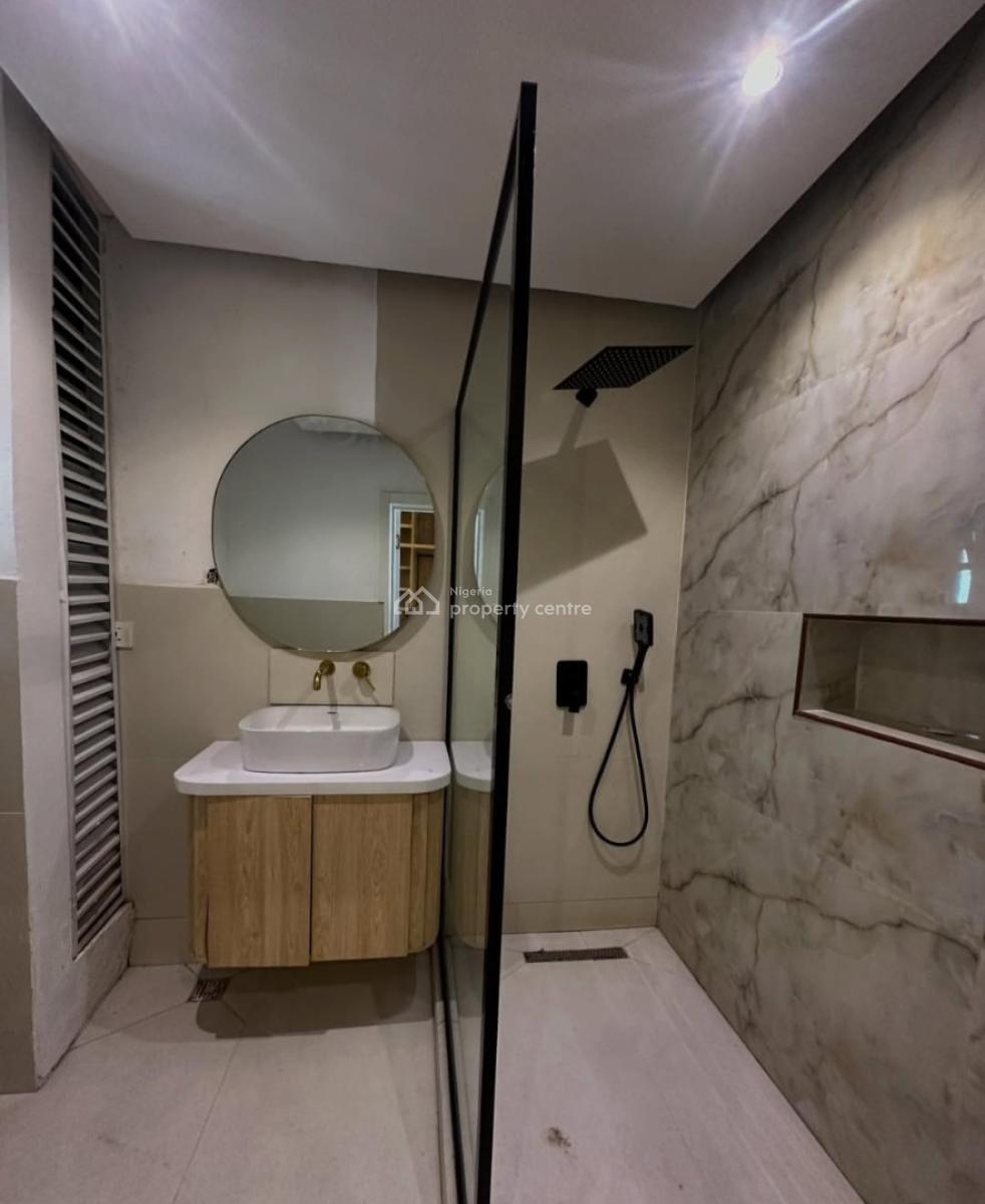 Serviced with 24/7 Power Supply 2 Bedroom En-suite Flat, Lekki Phase 1, Lekki, Lagos, Flat / Apartment for Rent