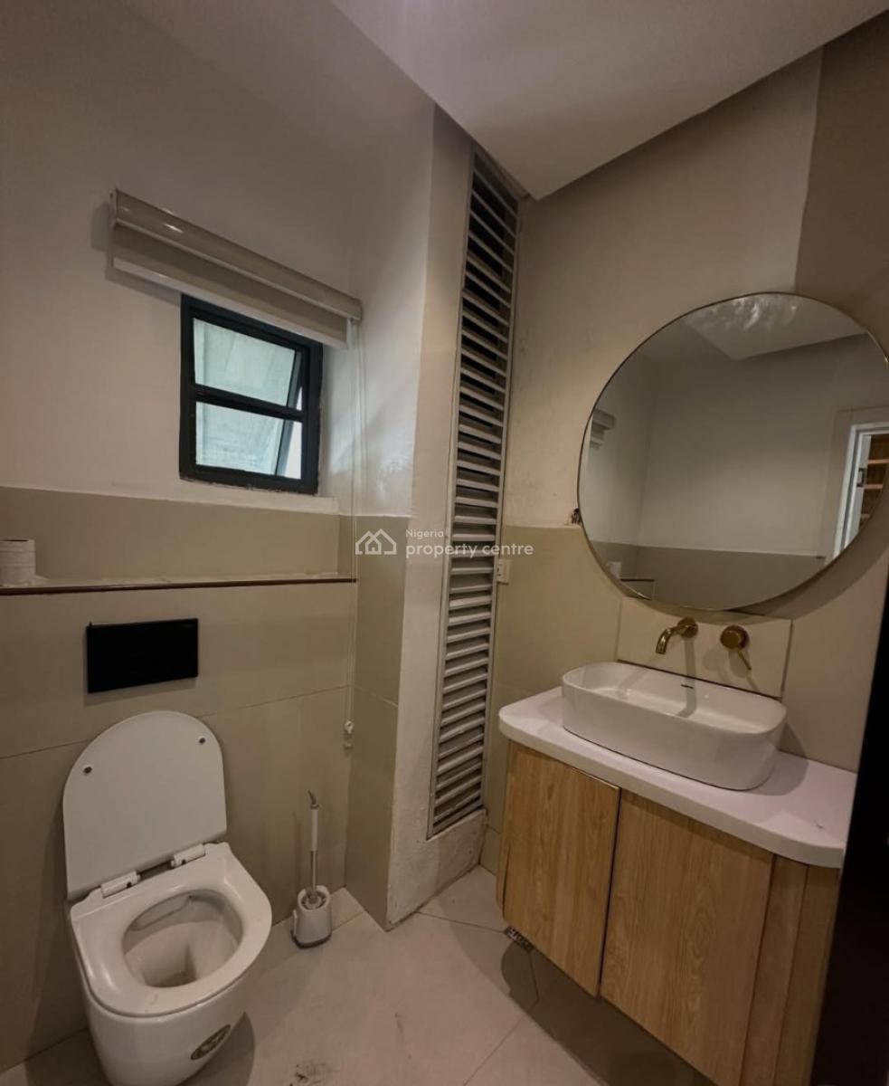 Serviced with 24/7 Power Supply 2 Bedroom En-suite Flat, Lekki Phase 1, Lekki, Lagos, Flat / Apartment for Rent