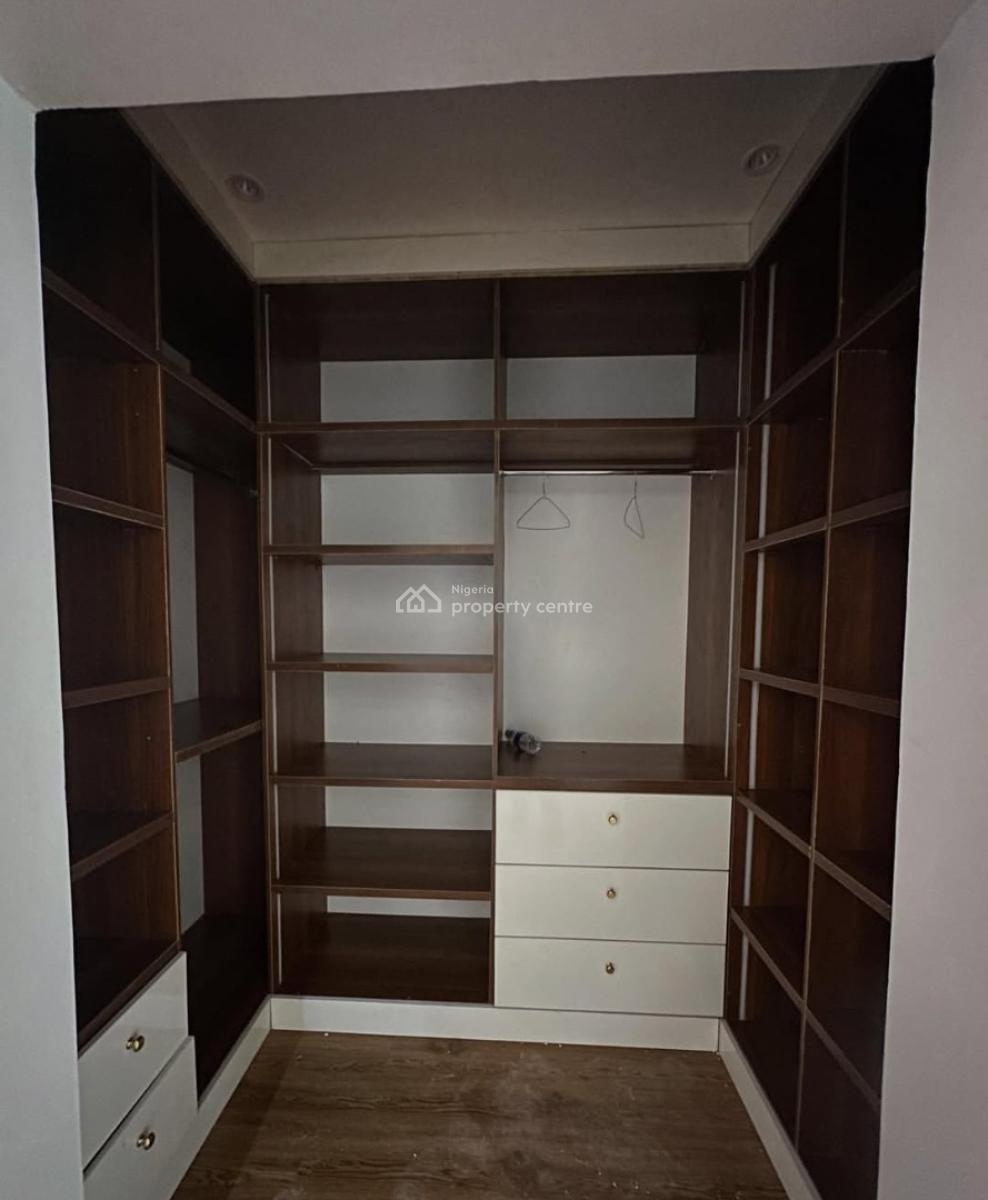 Serviced with 24/7 Power Supply 2 Bedroom En-suite Flat, Lekki Phase 1, Lekki, Lagos, Flat / Apartment for Rent