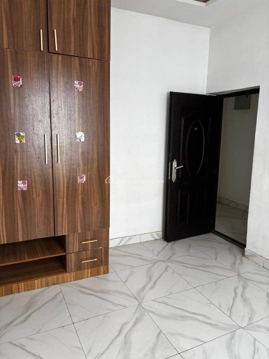 3 Bedroom Apartment Available(upstairs), Beside Lbs, Sangotedo, Ajah, Lagos, Flat / Apartment for Rent