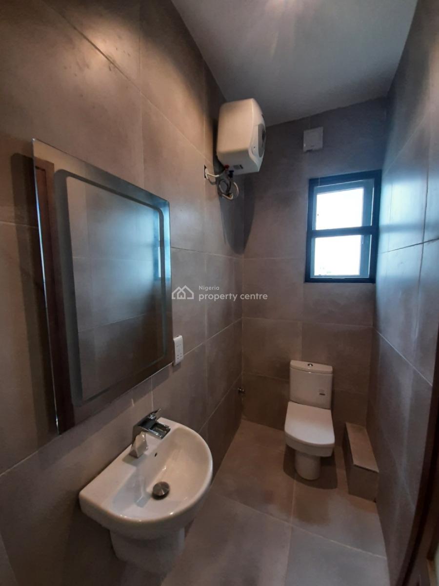 Serviced with 24/7 Power Supply 2 Bedroom En-suite Flat with an Enclos, Lekki Phase 1, Lekki, Lagos, Flat / Apartment for Rent