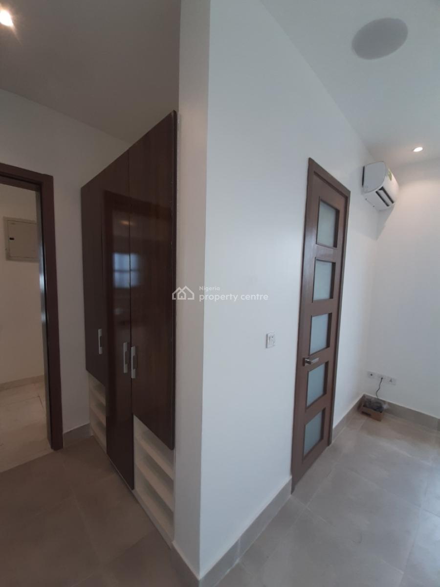 Serviced with 24/7 Power Supply 2 Bedroom En-suite Flat with an Enclos, Lekki Phase 1, Lekki, Lagos, Flat / Apartment for Rent