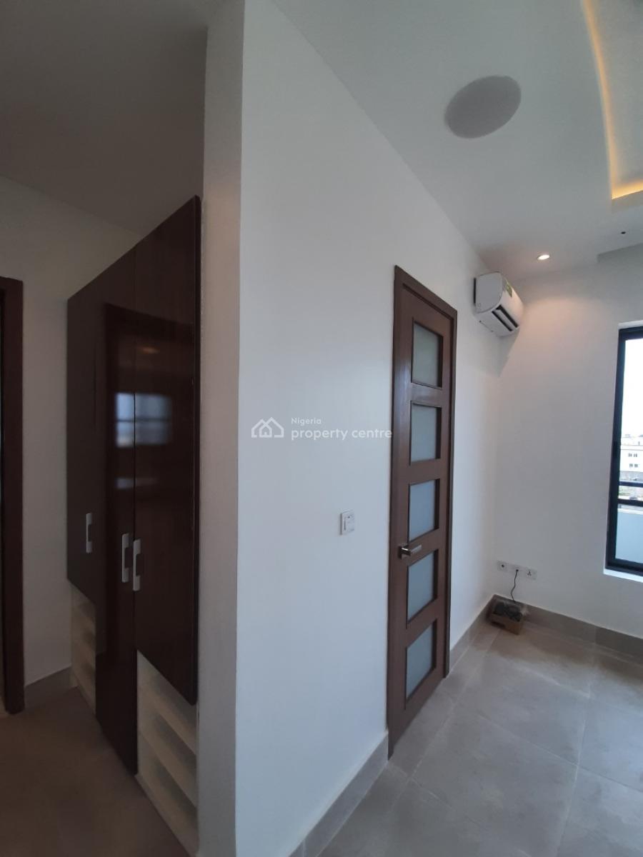 Serviced with 24/7 Power Supply 2 Bedroom En-suite Flat with an Enclos, Lekki Phase 1, Lekki, Lagos, Flat / Apartment for Rent