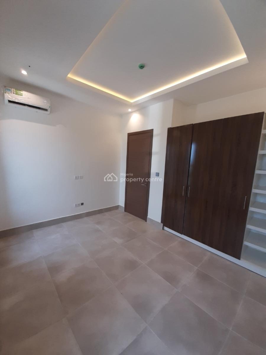 Serviced with 24/7 Power Supply 2 Bedroom En-suite Flat with an Enclos, Lekki Phase 1, Lekki, Lagos, Flat / Apartment for Rent
