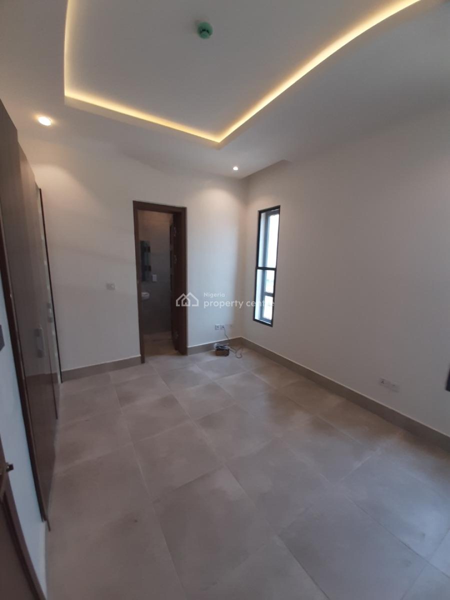 Serviced with 24/7 Power Supply 2 Bedroom En-suite Flat with an Enclos, Lekki Phase 1, Lekki, Lagos, Flat / Apartment for Rent