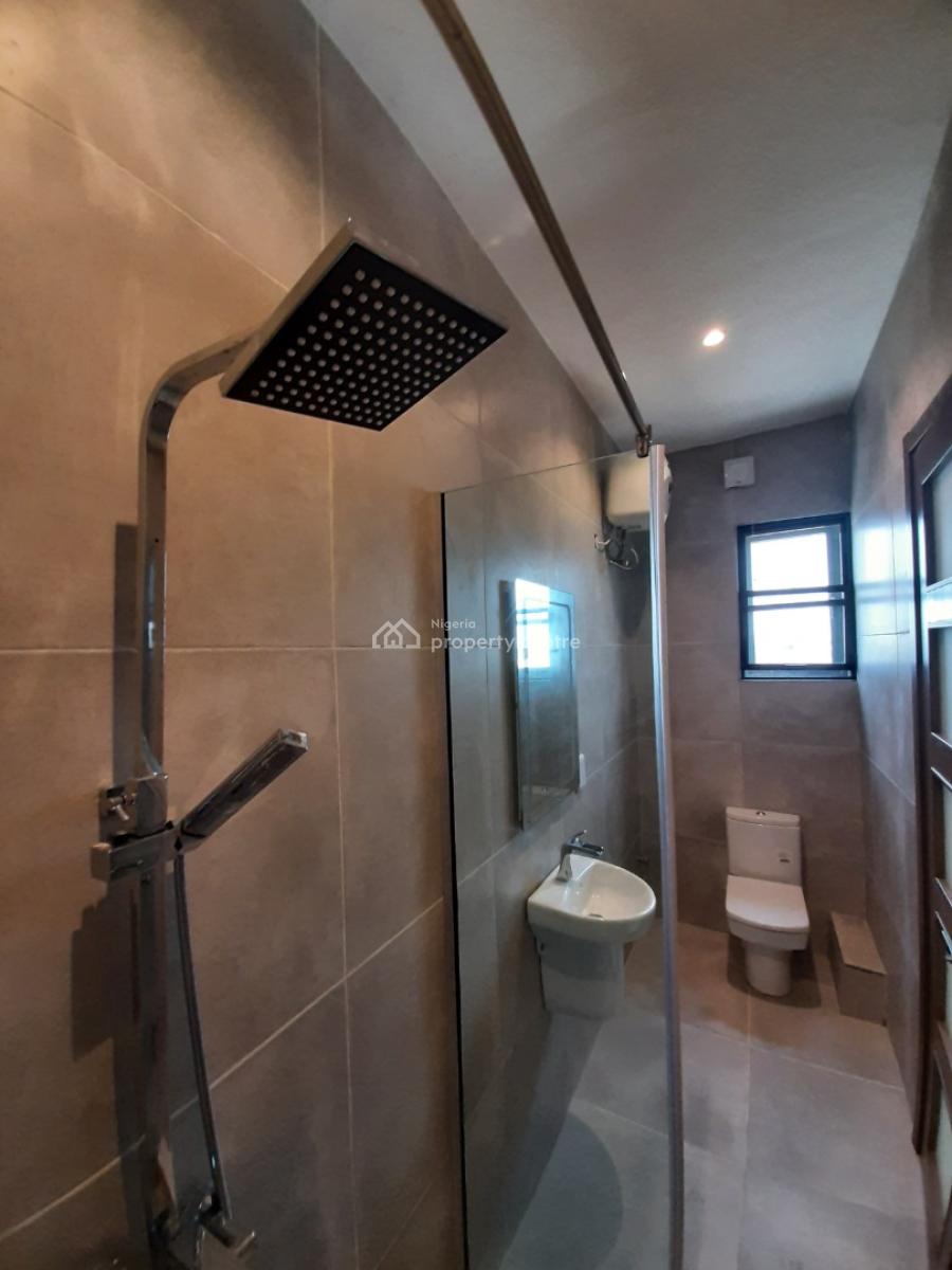 Serviced with 24/7 Power Supply 2 Bedroom En-suite Flat with an Enclos, Lekki Phase 1, Lekki, Lagos, Flat / Apartment for Rent