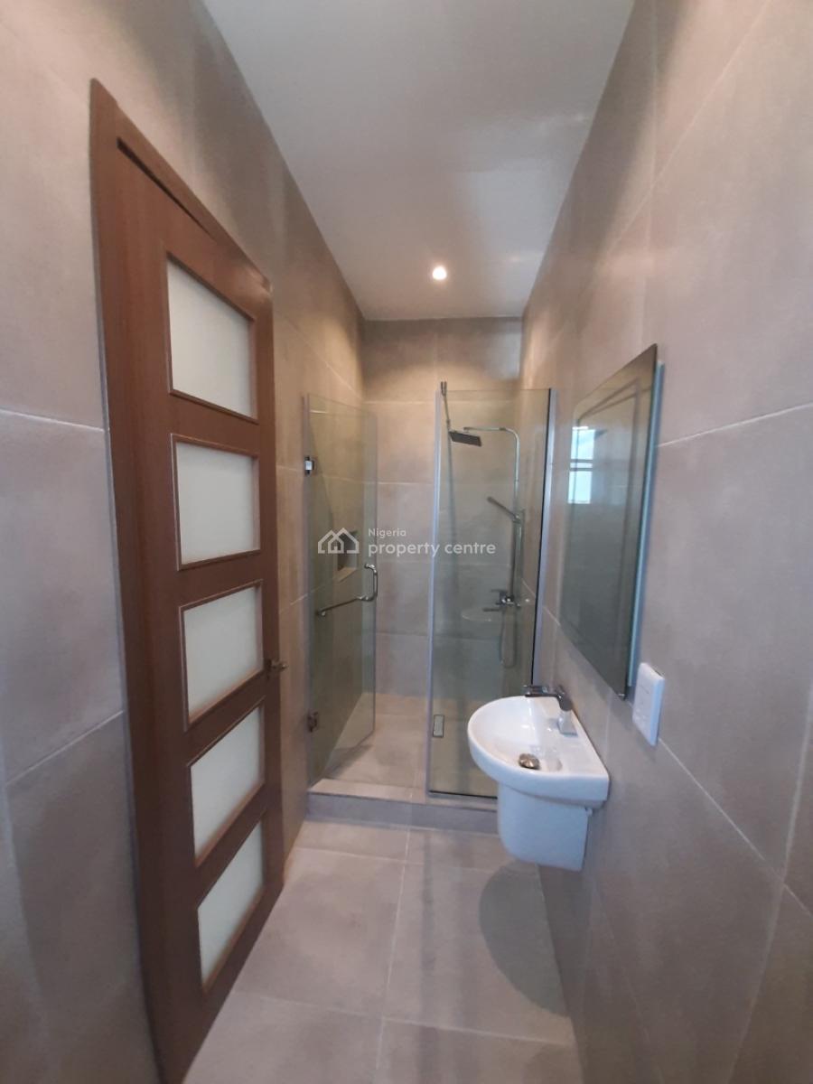 Serviced with 24/7 Power Supply 2 Bedroom En-suite Flat with an Enclos, Lekki Phase 1, Lekki, Lagos, Flat / Apartment for Rent