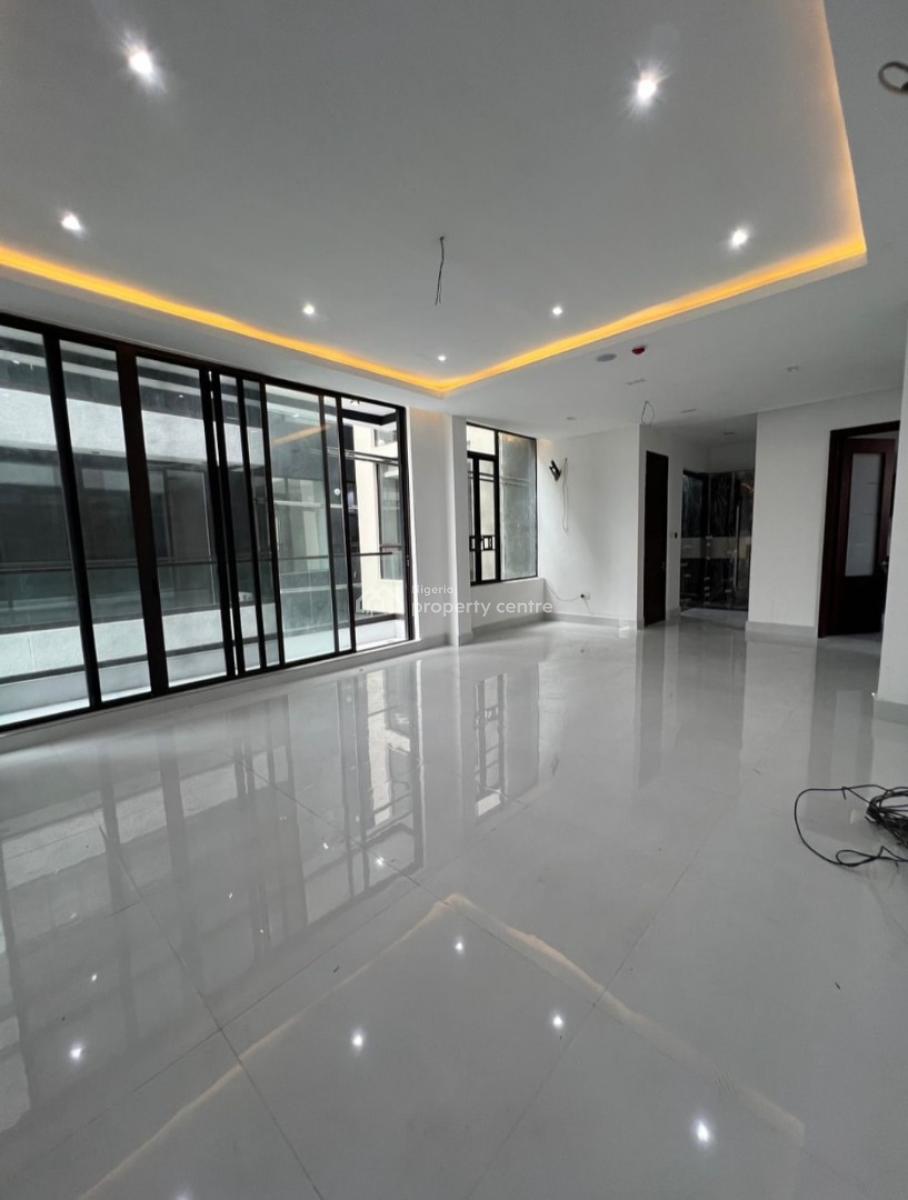 Serviced with 24/7 Power Supply 3 Bedroom En-suite Flat with an Enclos, Lekki Phase 1, Lekki, Lagos, Flat / Apartment for Rent