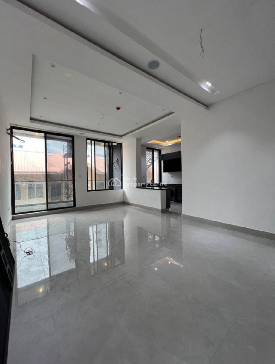 Serviced with 24/7 Power Supply 3 Bedroom En-suite Flat with an Enclos, Lekki Phase 1, Lekki, Lagos, Flat / Apartment for Rent