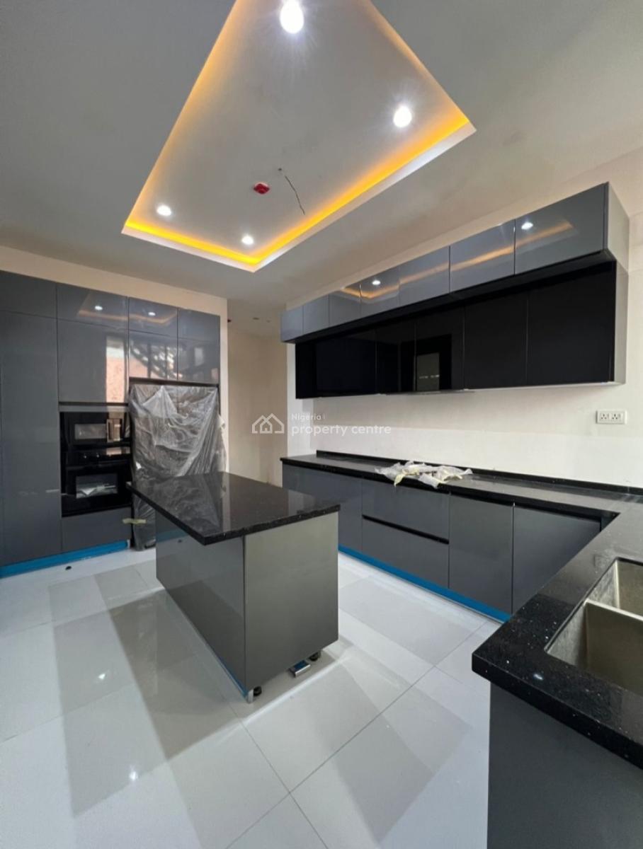 Serviced with 24/7 Power Supply 3 Bedroom En-suite Flat with an Enclos, Lekki Phase 1, Lekki, Lagos, Flat / Apartment for Rent