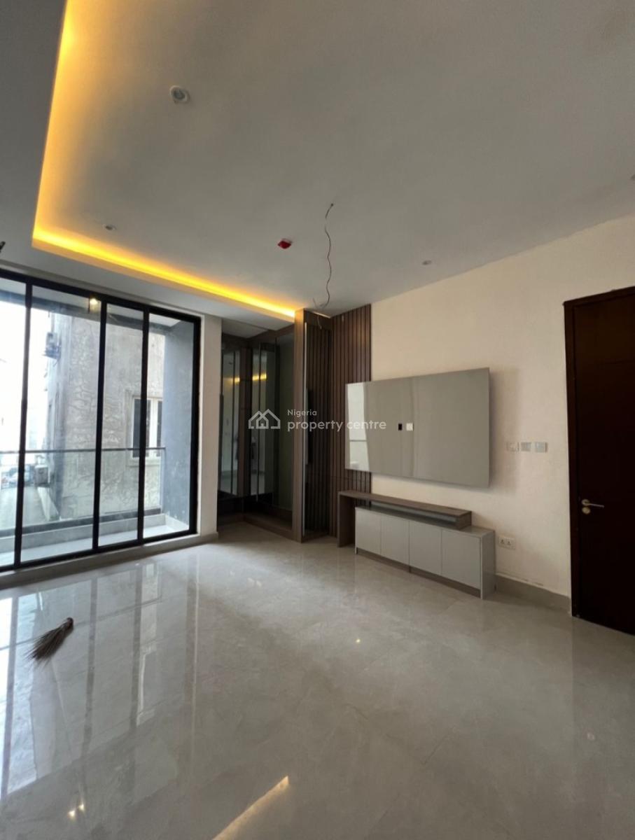 Serviced with 24/7 Power Supply 3 Bedroom En-suite Flat with an Enclos, Lekki Phase 1, Lekki, Lagos, Flat / Apartment for Rent