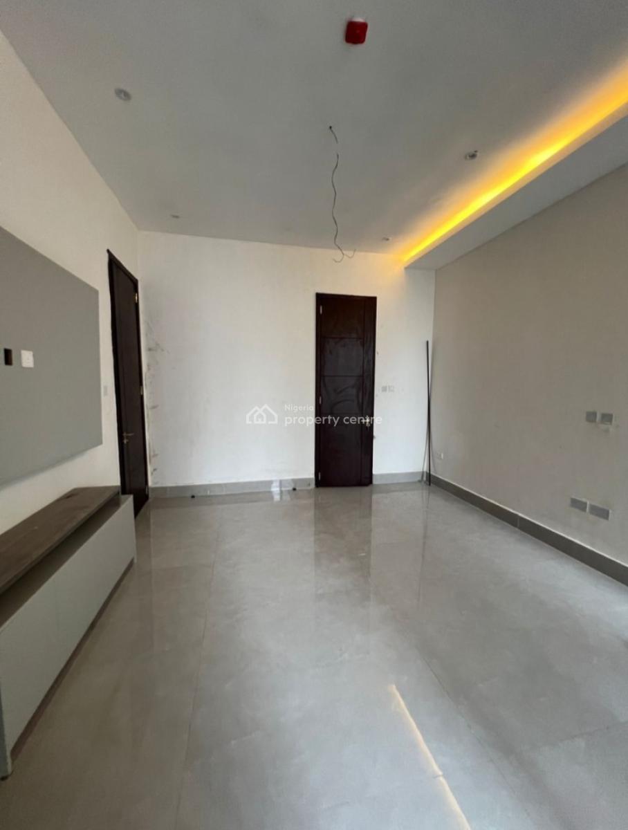Serviced with 24/7 Power Supply 3 Bedroom En-suite Flat with an Enclos, Lekki Phase 1, Lekki, Lagos, Flat / Apartment for Rent