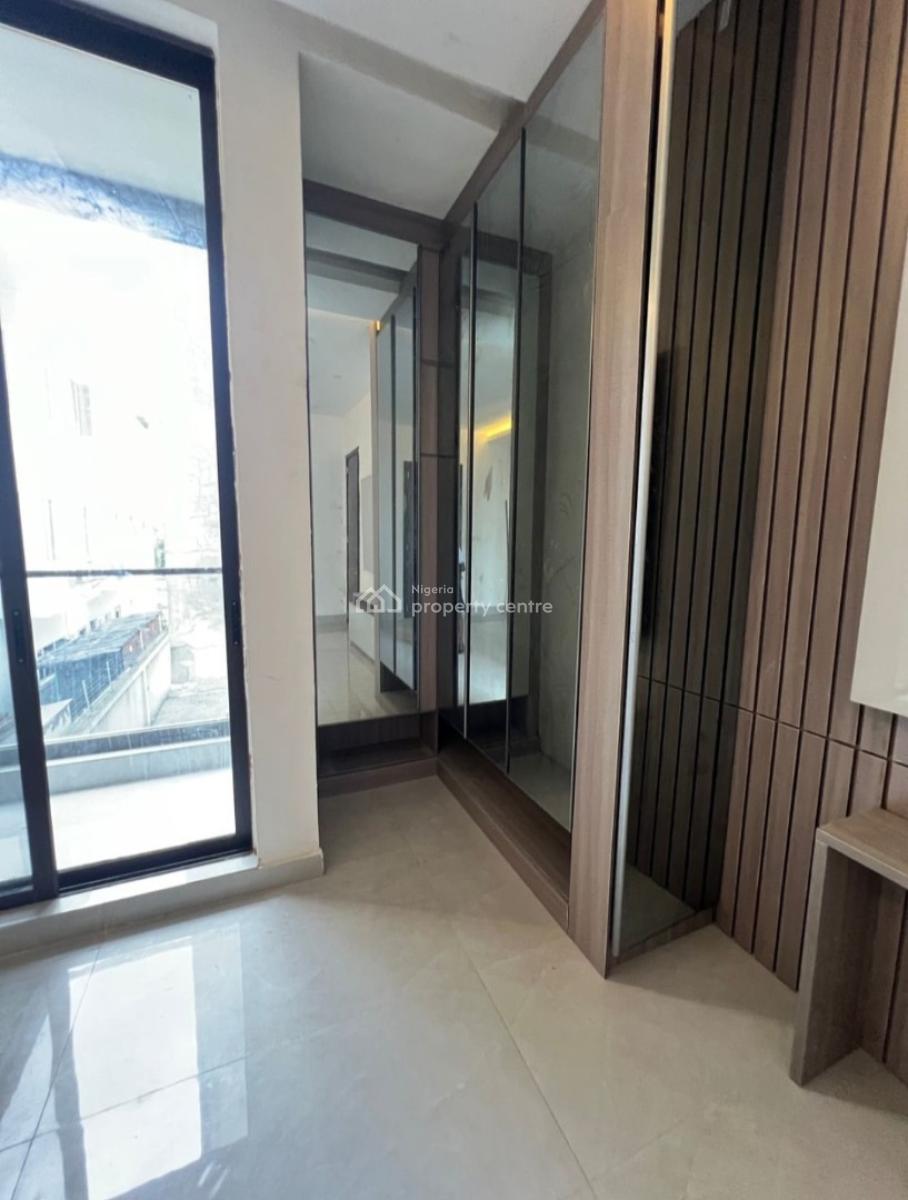 Serviced with 24/7 Power Supply 3 Bedroom En-suite Flat with an Enclos, Lekki Phase 1, Lekki, Lagos, Flat / Apartment for Rent