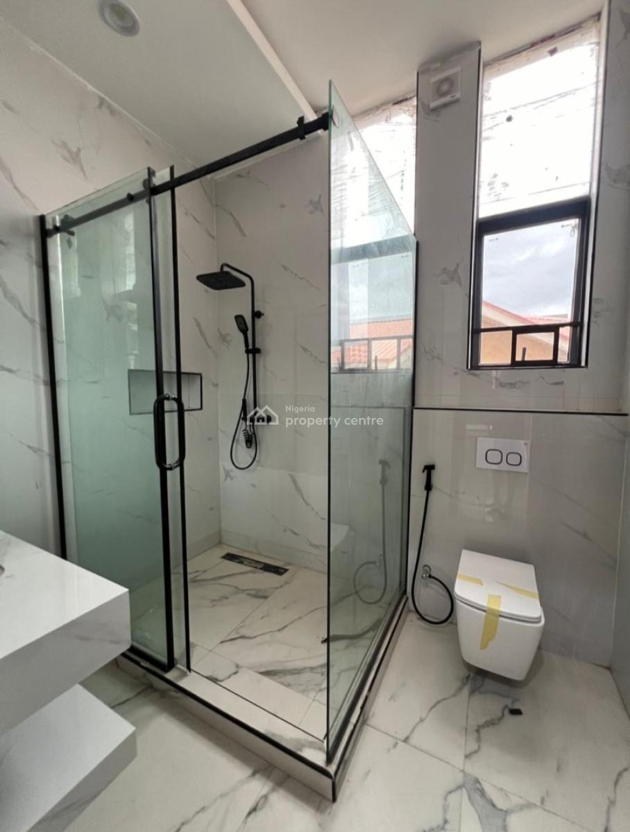 Serviced with 24/7 Power Supply 3 Bedroom En-suite Flat with an Enclos, Lekki Phase 1, Lekki, Lagos, Flat / Apartment for Rent