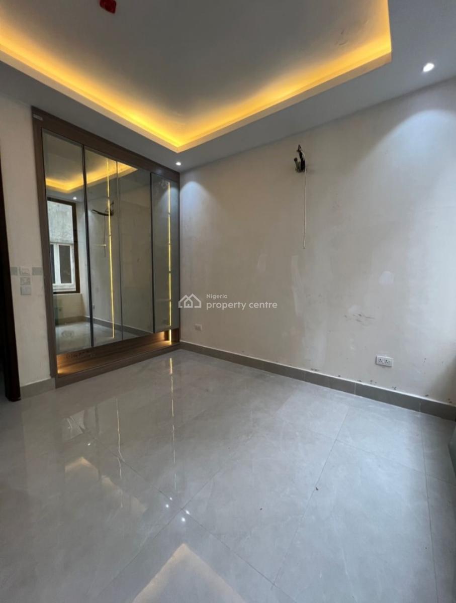 Serviced with 24/7 Power Supply 3 Bedroom En-suite Flat with an Enclos, Lekki Phase 1, Lekki, Lagos, Flat / Apartment for Rent