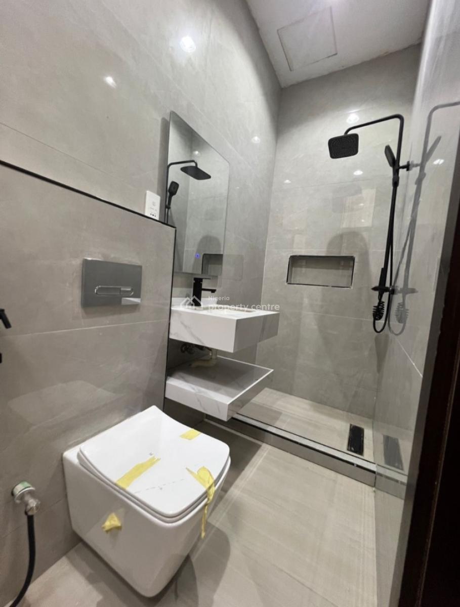 Serviced with 24/7 Power Supply 3 Bedroom En-suite Flat with an Enclos, Lekki Phase 1, Lekki, Lagos, Flat / Apartment for Rent
