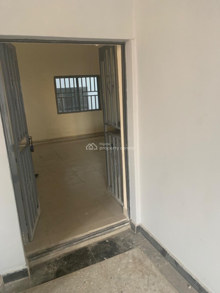 70sqm Shop Space on The Ground Floor En-suite with Toilet, Gaduwa, Abuja, Gaduwa, Abuja, Shop for Rent