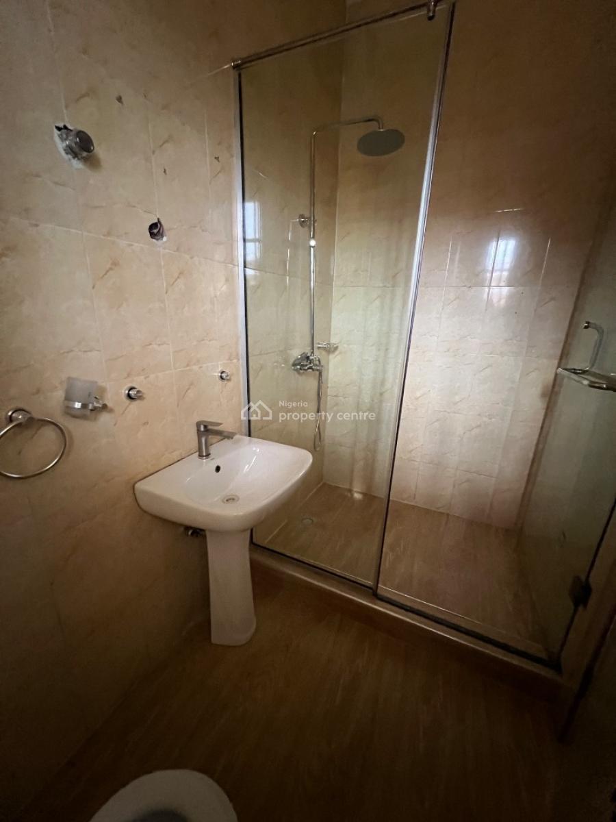 Very Spacious 3 Bedroom Apartment with Bq, Lekki Phase 1, Lekki, Lagos, Flat / Apartment for Rent