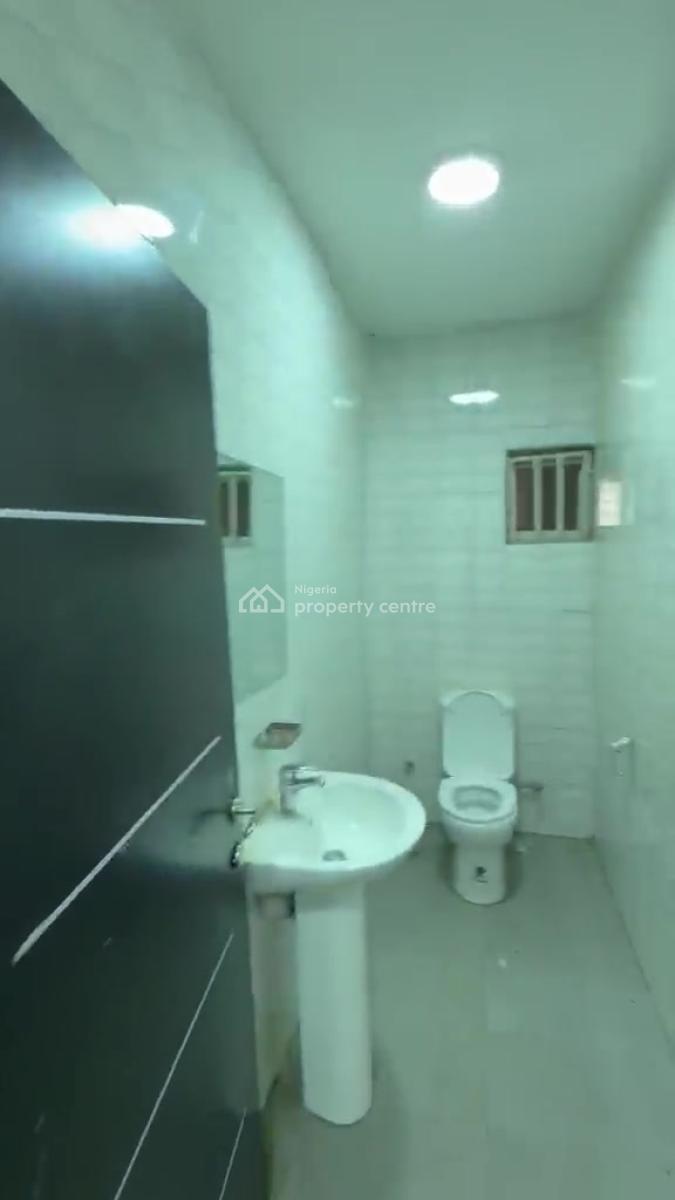 Spacious 3-bedroom Flat (3rd Floor), Guzape District, Abuja, Flat / Apartment for Rent
