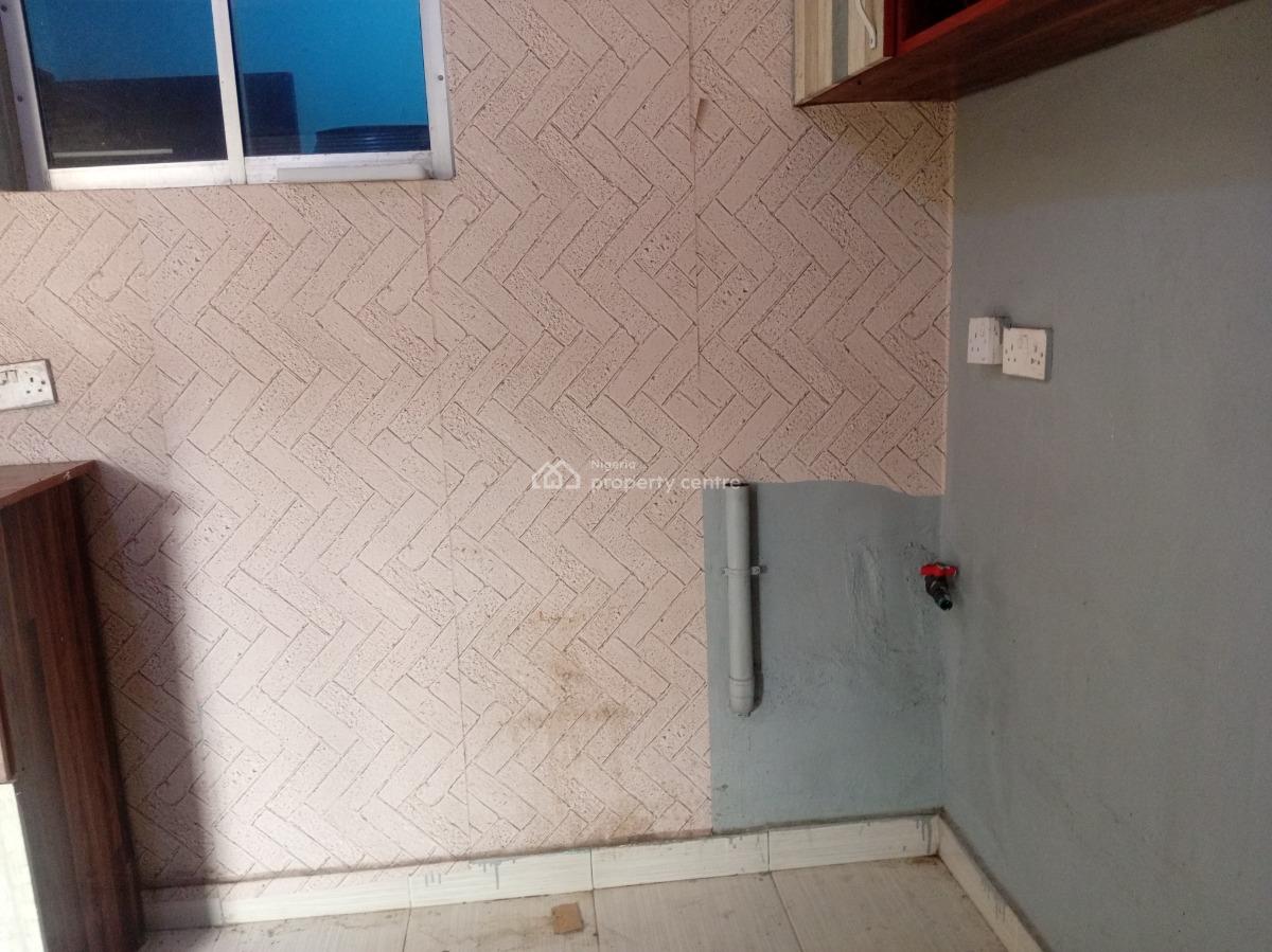 Big Spaceous 3 Bedroom Flat En Suite, Adeyeri Estate Off College Road, Ogba, Ikeja, Lagos, Flat / Apartment for Rent