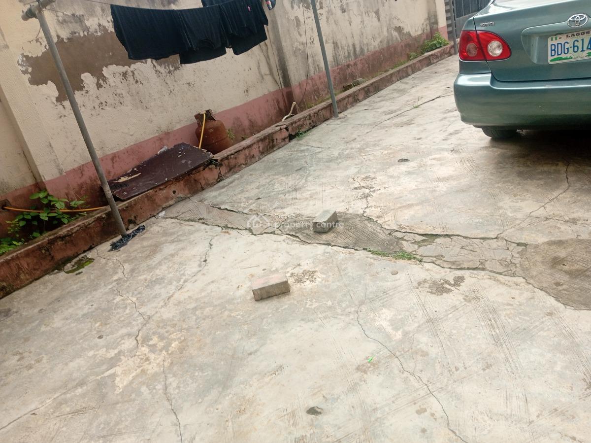 Big Spaceous 3 Bedroom Flat En Suite, Adeyeri Estate Off College Road, Ogba, Ikeja, Lagos, Flat / Apartment for Rent