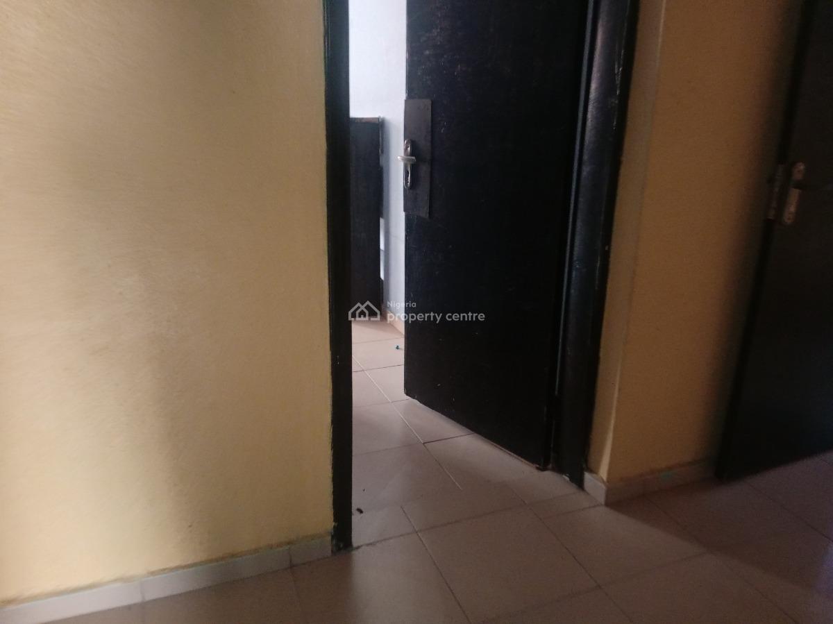 Big Spaceous 3 Bedroom Flat En Suite, Adeyeri Estate Off College Road, Ogba, Ikeja, Lagos, Flat / Apartment for Rent