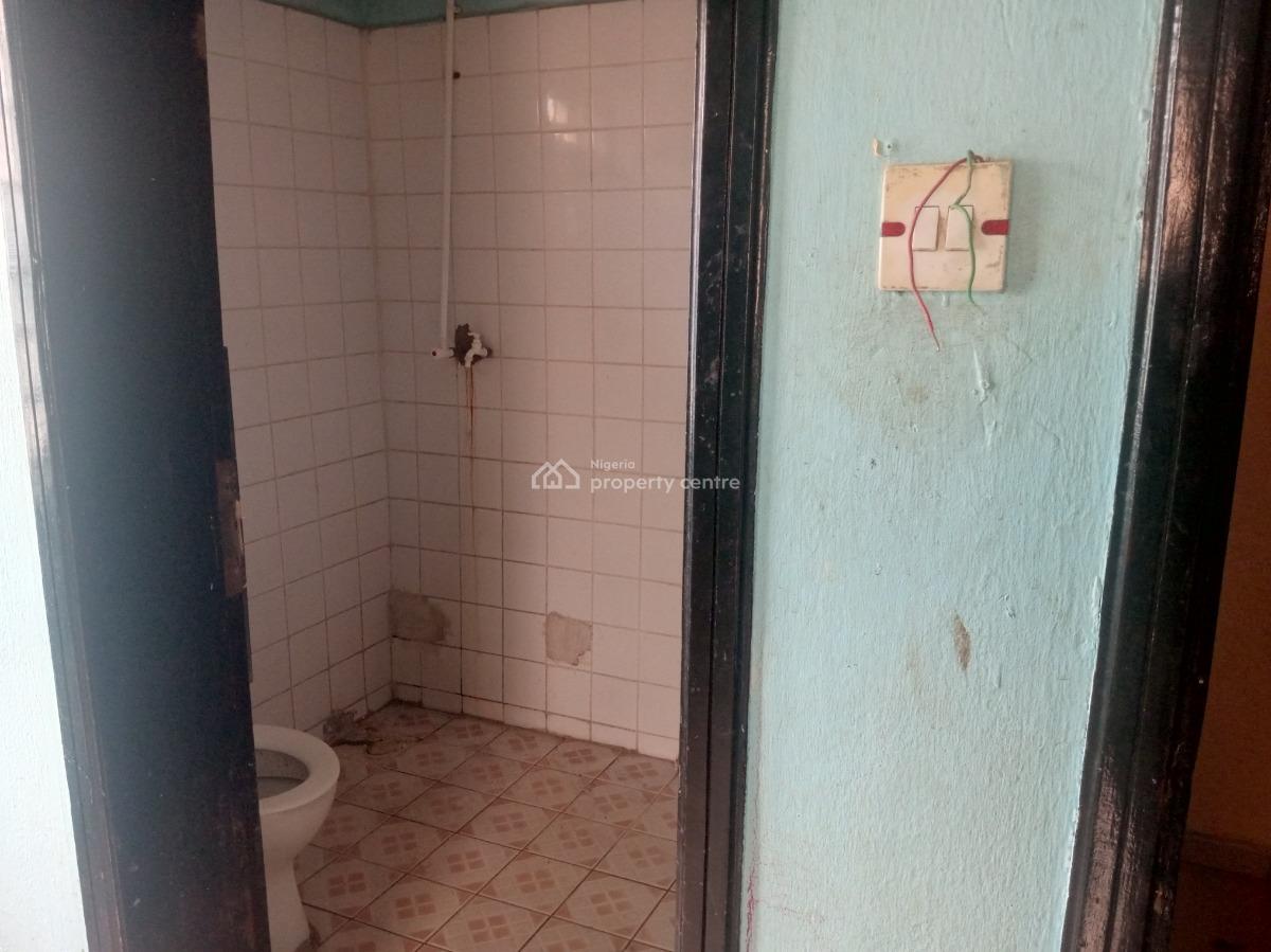 Big Spaceous 3 Bedroom Flat En Suite, Adeyeri Estate Off College Road, Ogba, Ikeja, Lagos, Flat / Apartment for Rent