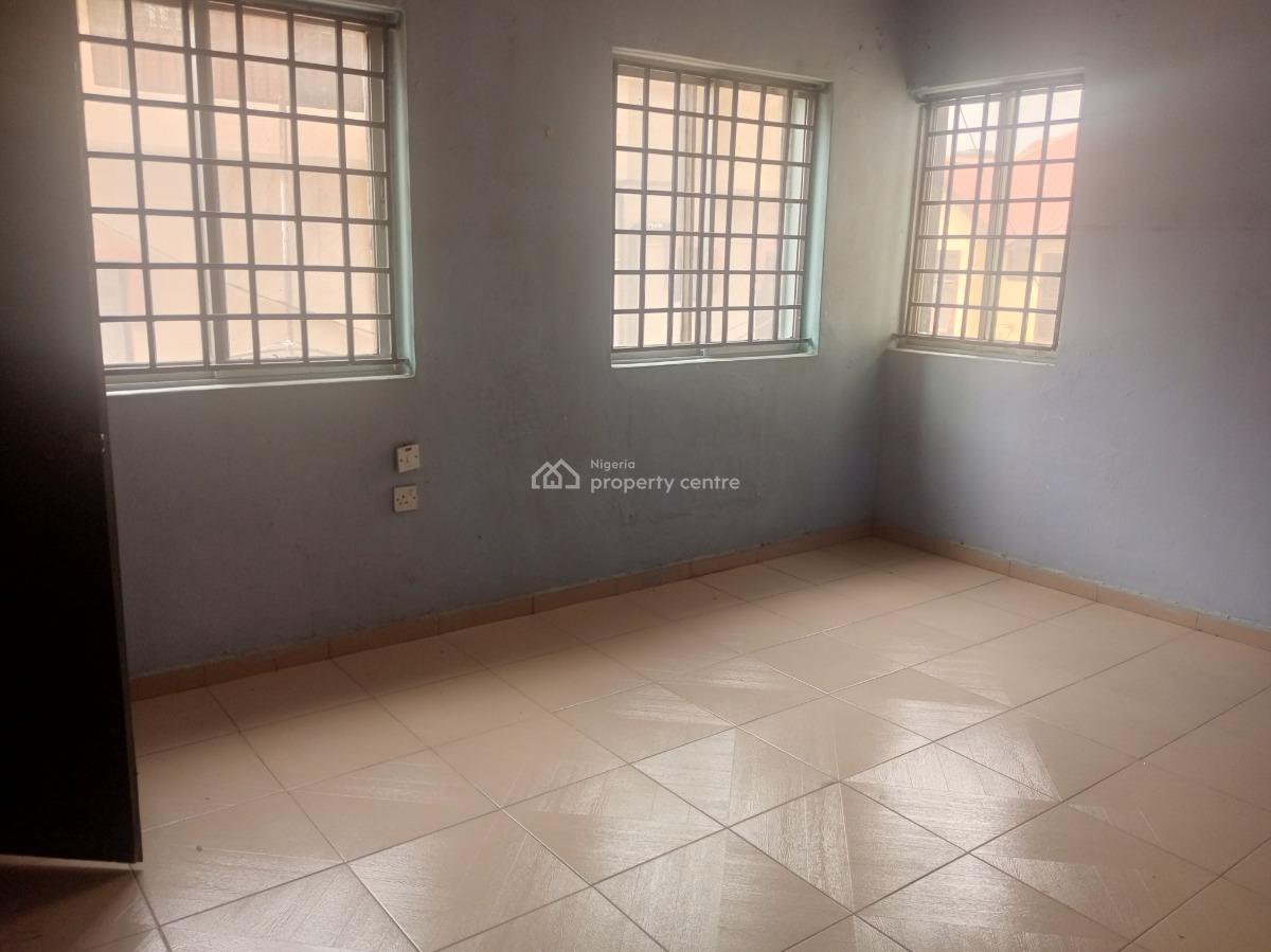 Big Spaceous 3 Bedroom Flat En Suite, Adeyeri Estate Off College Road, Ogba, Ikeja, Lagos, Flat / Apartment for Rent