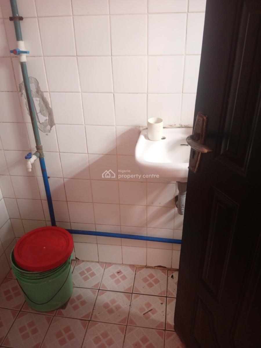 Big Spaceous 3 Bedroom Flat En Suite, Adeyeri Estate Off College Road, Ogba, Ikeja, Lagos, Flat / Apartment for Rent