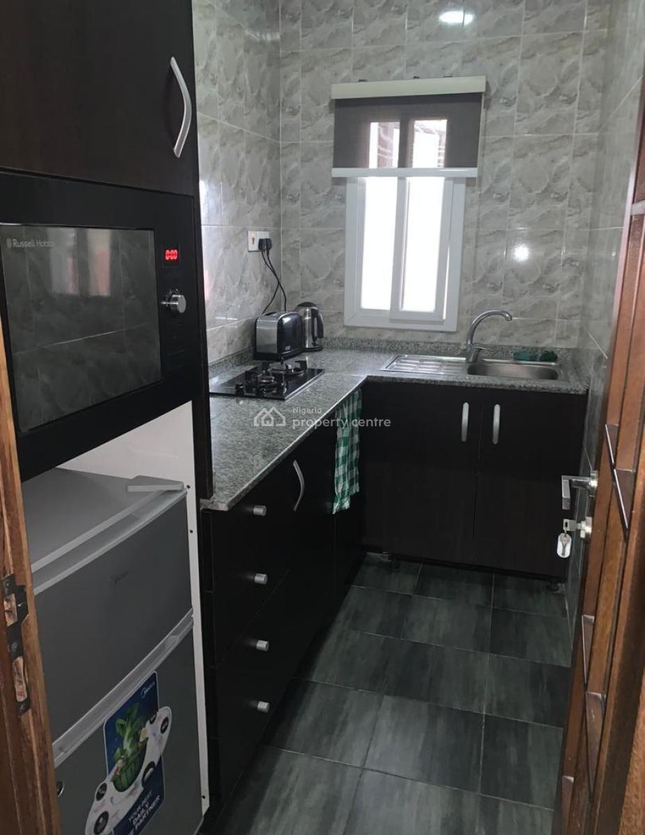 Top Floor 1 Bedroom Apartment, Lekki Phase 1, Lekki, Lagos, Flat / Apartment for Rent