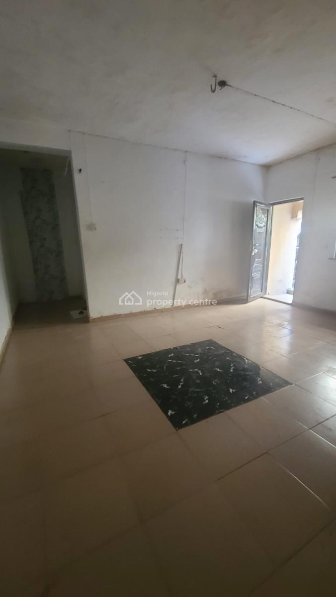 Standard 1 Bedroom Flat Upstairs with 1 Toilet 1 Bath, Off Aborishade Road, Lawanson, Surulere, Lagos, Mini Flat (room and Parlour) for Rent