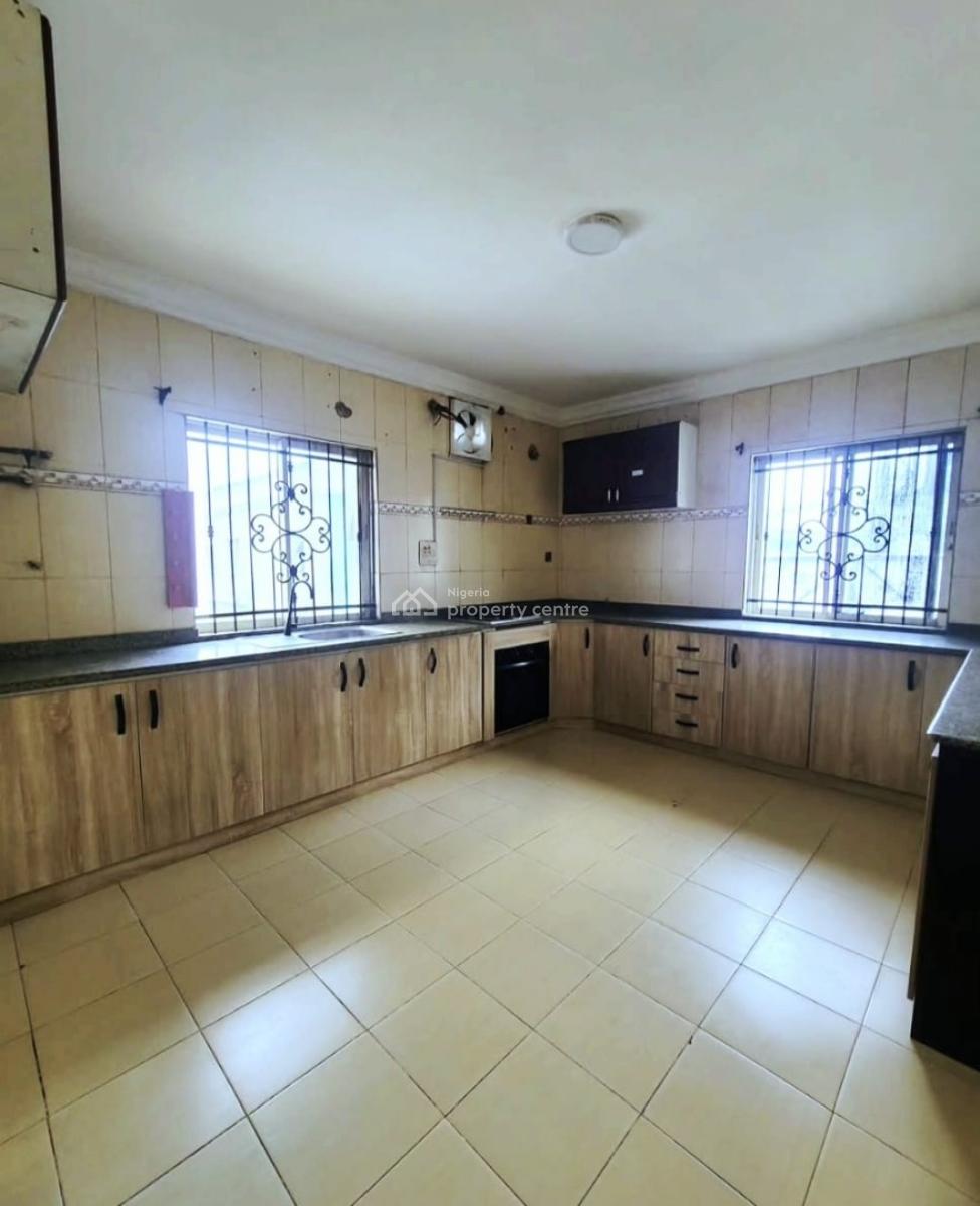 Well Maintained 3 Bedroom Apartment, Lekki Phase 1, Lekki, Lagos, Flat / Apartment for Rent