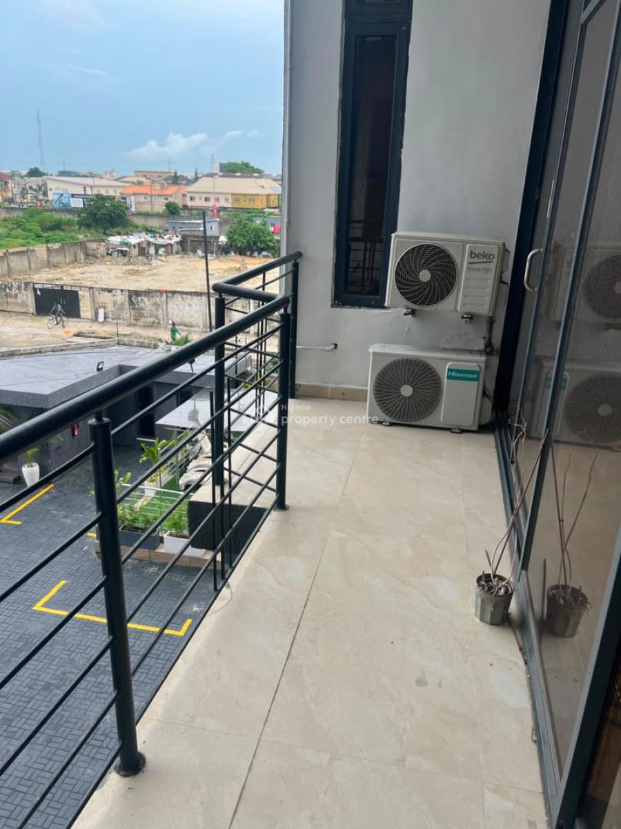 Fully Serviced & Semi-furnished 3 Bedroom, Lekki Phase 1, Lekki, Lagos, Flat / Apartment for Rent