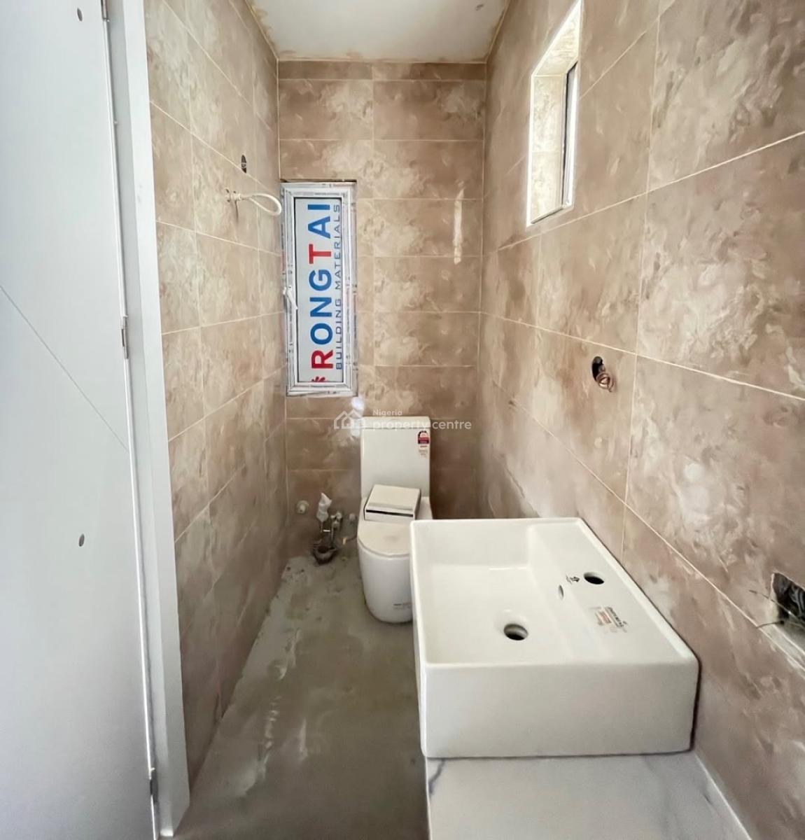 Lovely 2 Bedroom Apartment with Bq, Lekki Phase 1, Lekki Phase 1, Lekki, Lagos, Block of Flats for Sale