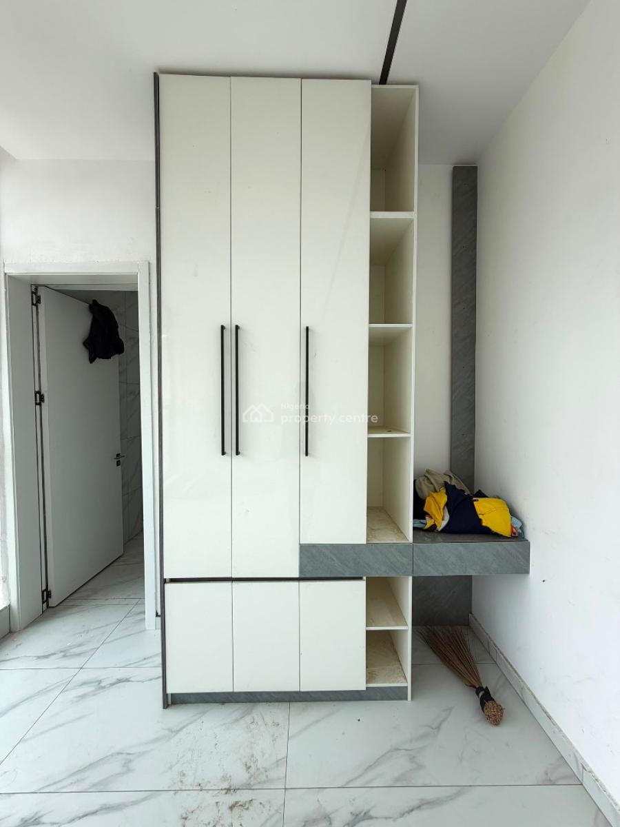 Spacious 2 Bedroom Apartment with Elevator and Swimming Pool, Lekki Phase 1, Lekki, Lagos, Flat / Apartment for Sale