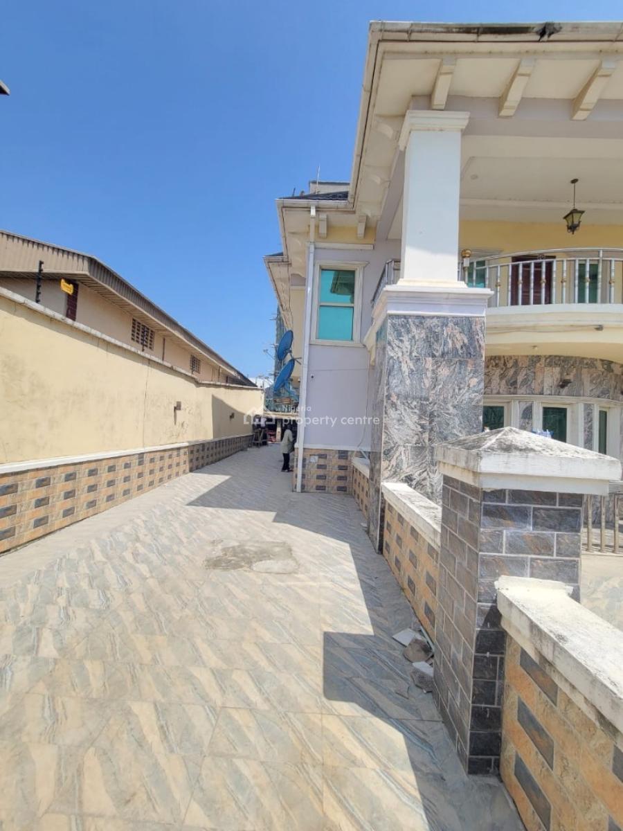 Sharp and Spacious 3 Bedroom Flat, Ologolo, Lekki, Lagos, Flat / Apartment for Rent