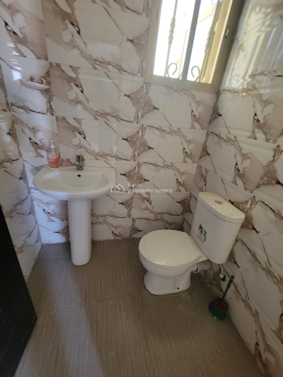 Sharp and Spacious 3 Bedroom Flat, Ologolo, Lekki, Lagos, Flat / Apartment for Rent