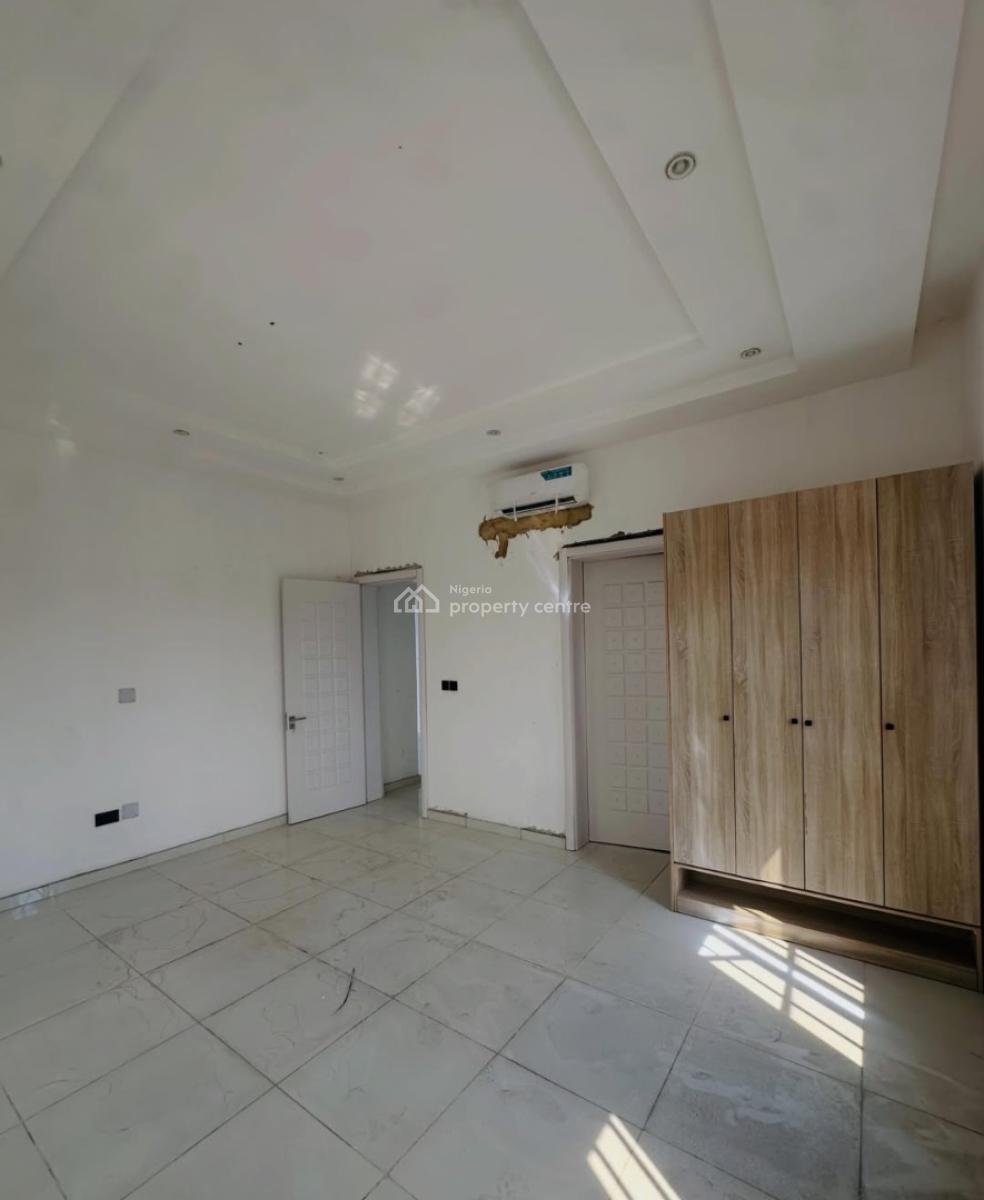 Brand New and Serviced with 24/7 Power Supply 3 Bedroom En-suite Flat., Lekki Phase 1, Lekki, Lagos, Flat / Apartment for Rent