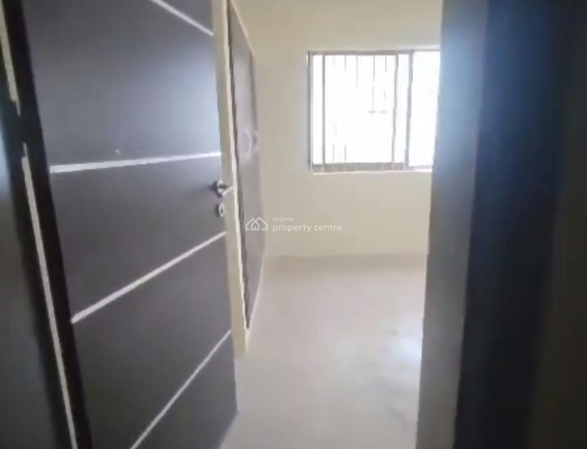 Spacious Standard 3 Bedroom Apartment, Oyadiran Estate, Sabo, Yaba, Lagos, Flat / Apartment for Rent