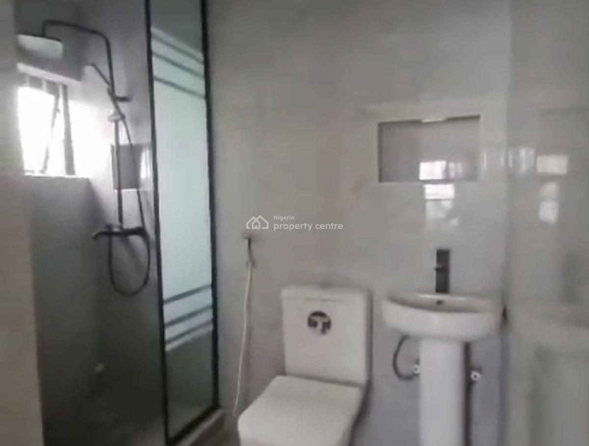 Spacious Standard 3 Bedroom Apartment, Oyadiran Estate, Sabo, Yaba, Lagos, Flat / Apartment for Rent