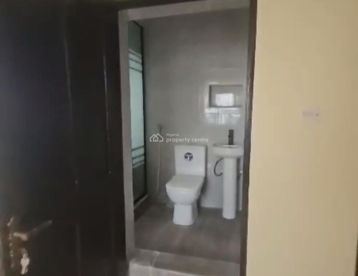 Spacious Standard 3 Bedroom Apartment, Oyadiran Estate, Sabo, Yaba, Lagos, Flat / Apartment for Rent