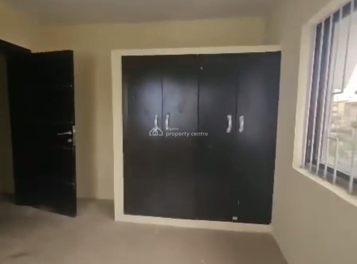 Spacious Standard 3 Bedroom Apartment, Oyadiran Estate, Sabo, Yaba, Lagos, Flat / Apartment for Rent