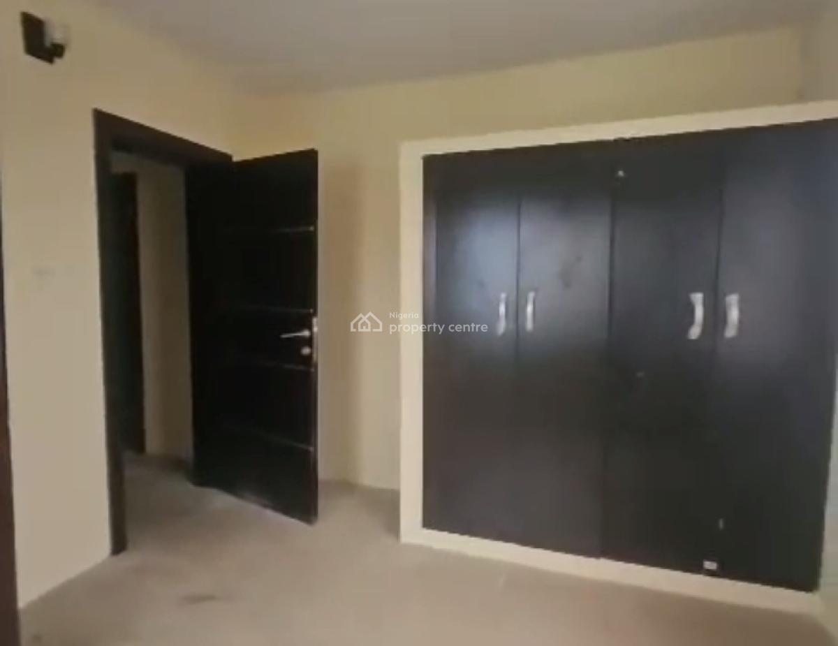 Spacious Standard 3 Bedroom Apartment, Oyadiran Estate, Sabo, Yaba, Lagos, Flat / Apartment for Rent