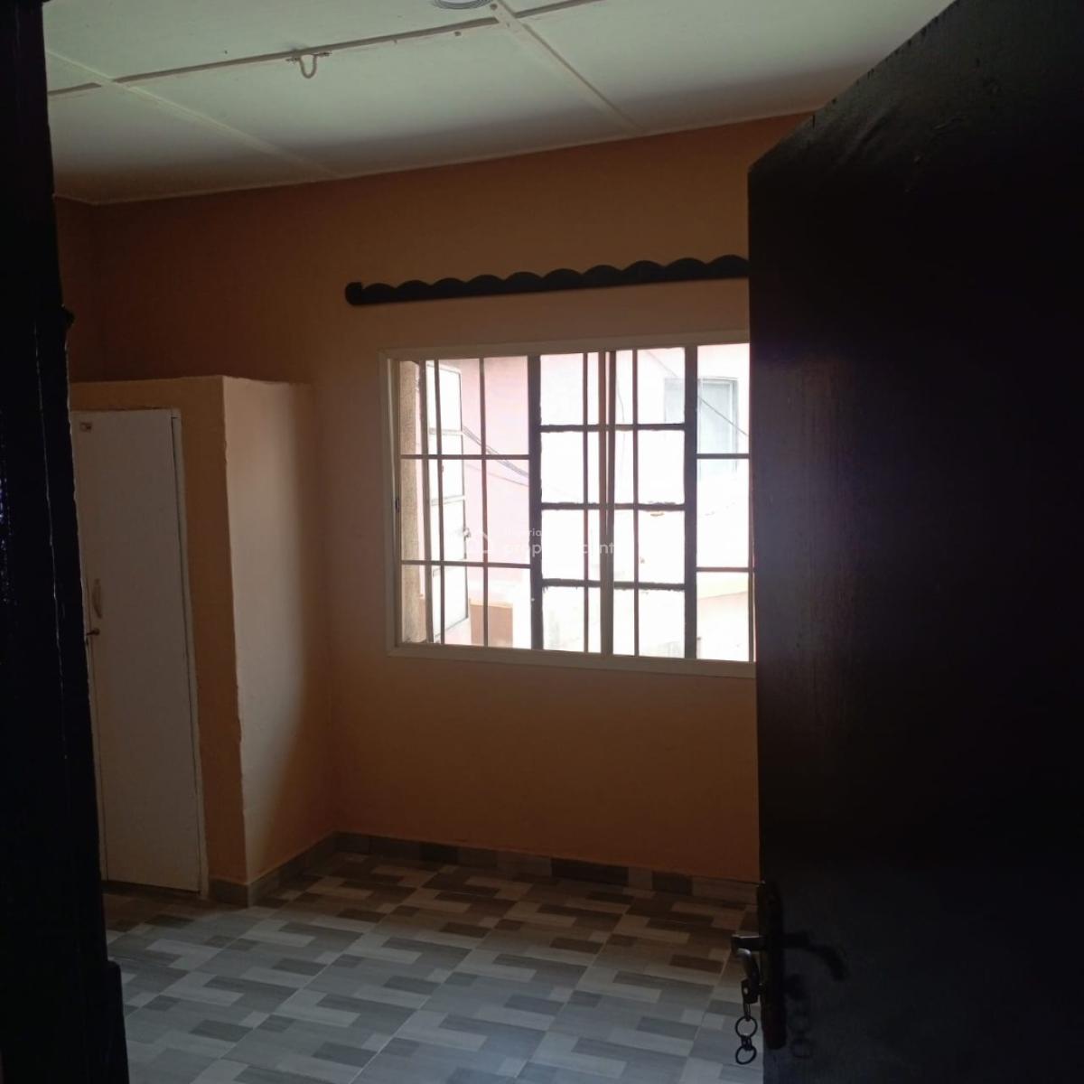 Newly Renovated 4bedroom Flat Upstairs in Surulere, Off Adekunle Kuye Street Surulere Lagos, Kilo, Surulere, Lagos, Flat / Apartment for Rent
