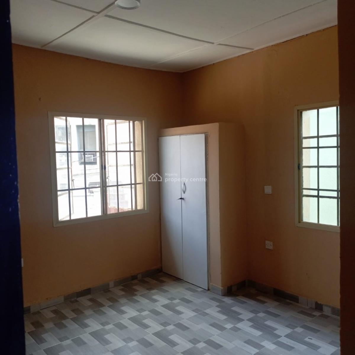 Newly Renovated 4bedroom Flat Upstairs in Surulere, Off Adekunle Kuye Street Surulere Lagos, Kilo, Surulere, Lagos, Flat / Apartment for Rent