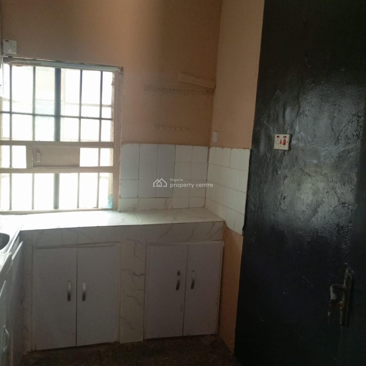 Newly Renovated 4bedroom Flat Upstairs in Surulere, Off Adekunle Kuye Street Surulere Lagos, Kilo, Surulere, Lagos, Flat / Apartment for Rent